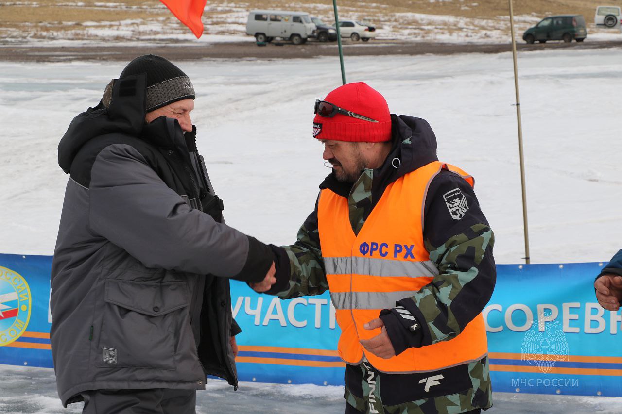 Накануне на льду Коксинского залива было жарко! Накануне на льду Коксинского залива было жарко!