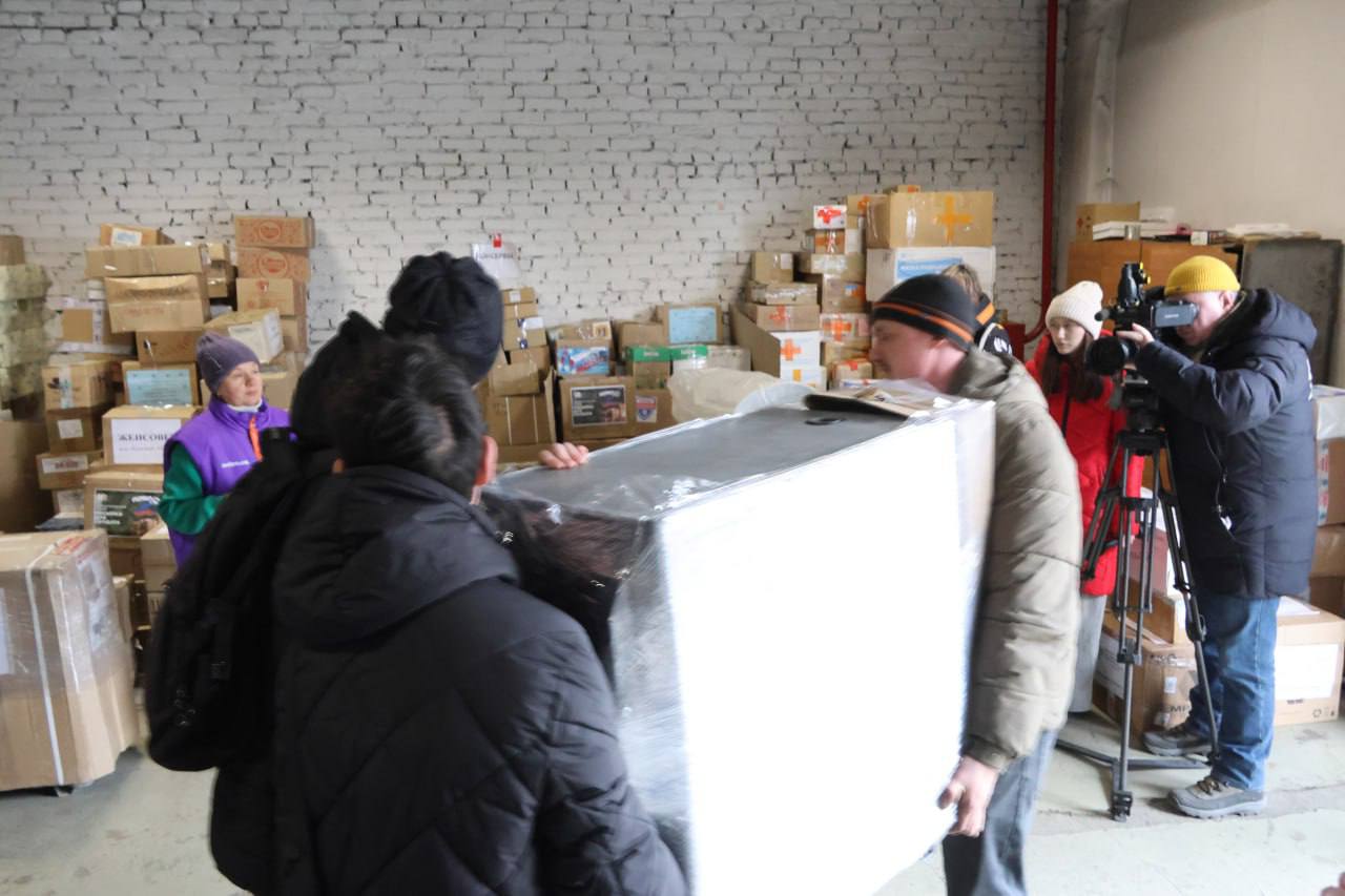 Алексей Лемин: Очередная разгрузка перед загрузкой гуманитарного груза Алексей Лемин: Очередная разгрузка перед загрузкой гуманитарного груза