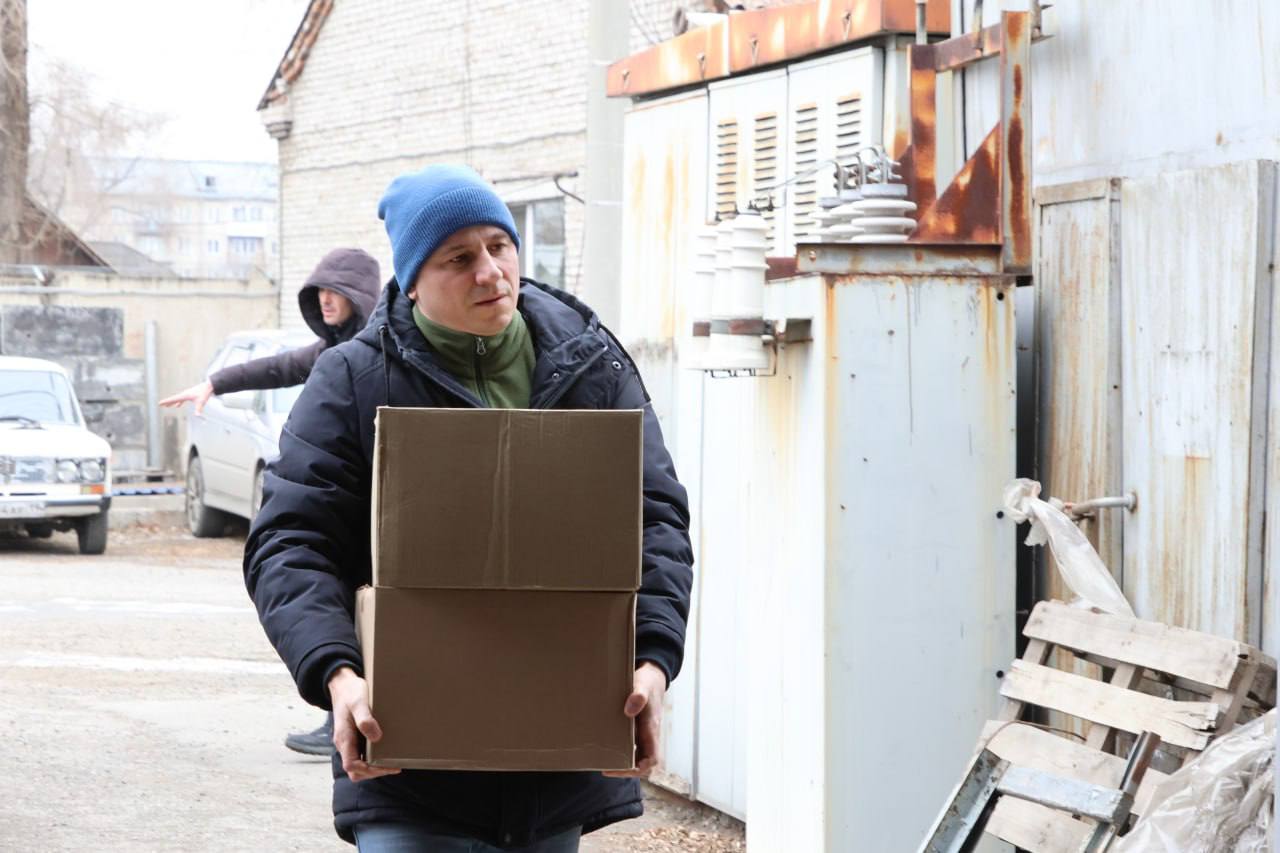 Алексей Лемин: Очередная разгрузка перед загрузкой гуманитарного груза Алексей Лемин: Очередная разгрузка перед загрузкой гуманитарного груза