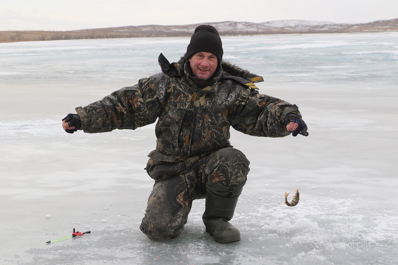 Накануне на льду Коксинского залива было жарко! Накануне на льду Коксинского залива было жарко!