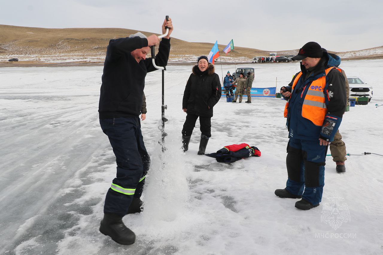 Накануне на льду Коксинского залива было жарко! Накануне на льду Коксинского залива было жарко!