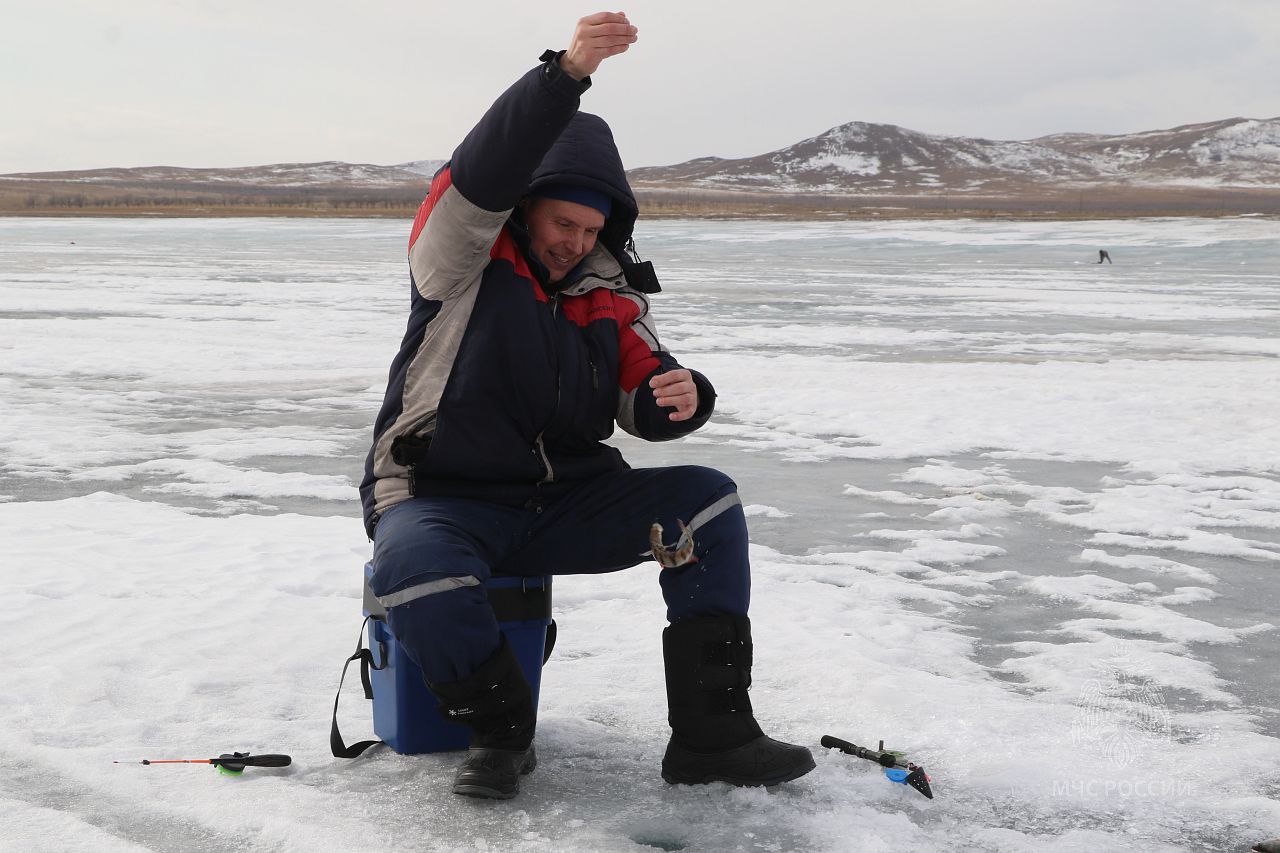 Накануне на льду Коксинского залива было жарко! Накануне на льду Коксинского залива было жарко!