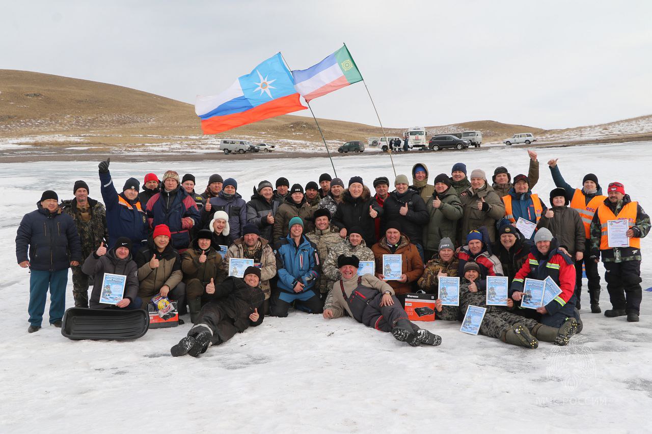 Накануне на льду Коксинского залива было жарко!