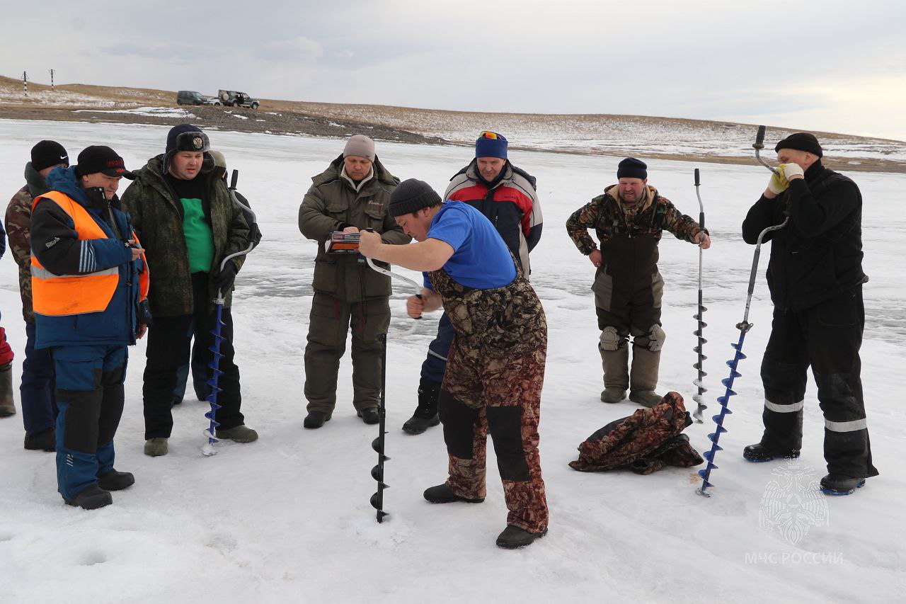 Накануне на льду Коксинского залива было жарко! Накануне на льду Коксинского залива было жарко!