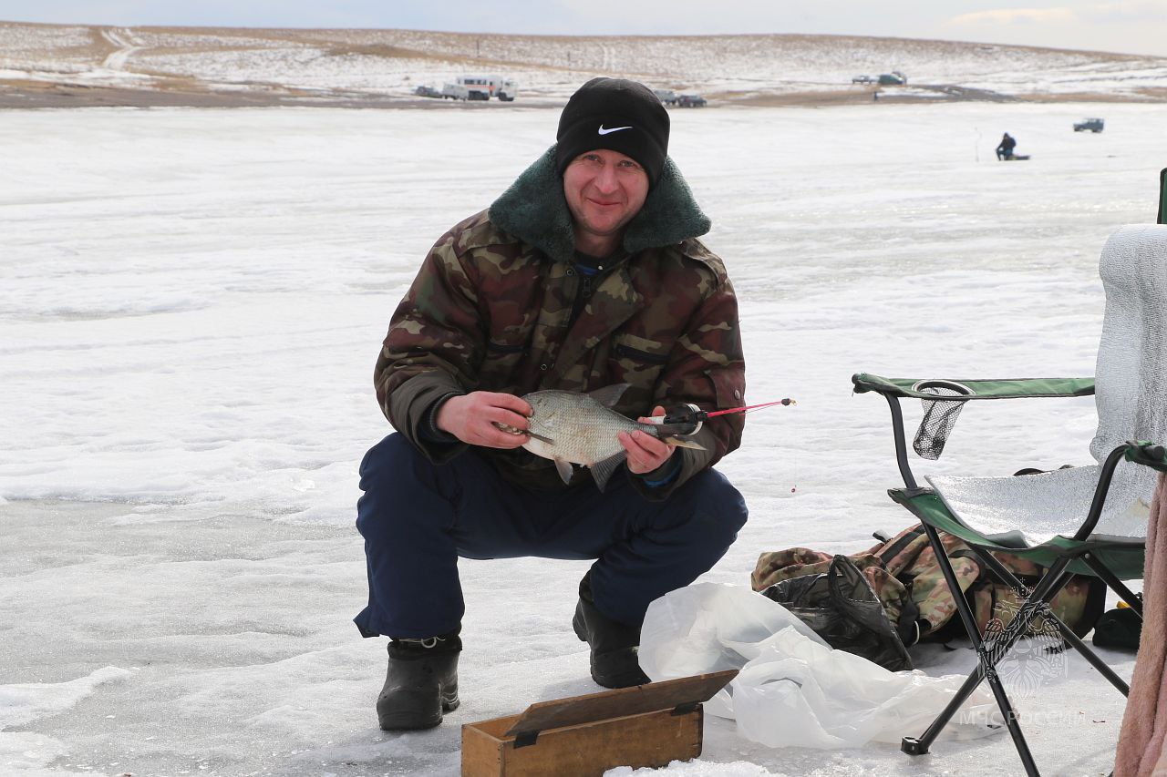 Накануне на льду Коксинского залива было жарко! Накануне на льду Коксинского залива было жарко!