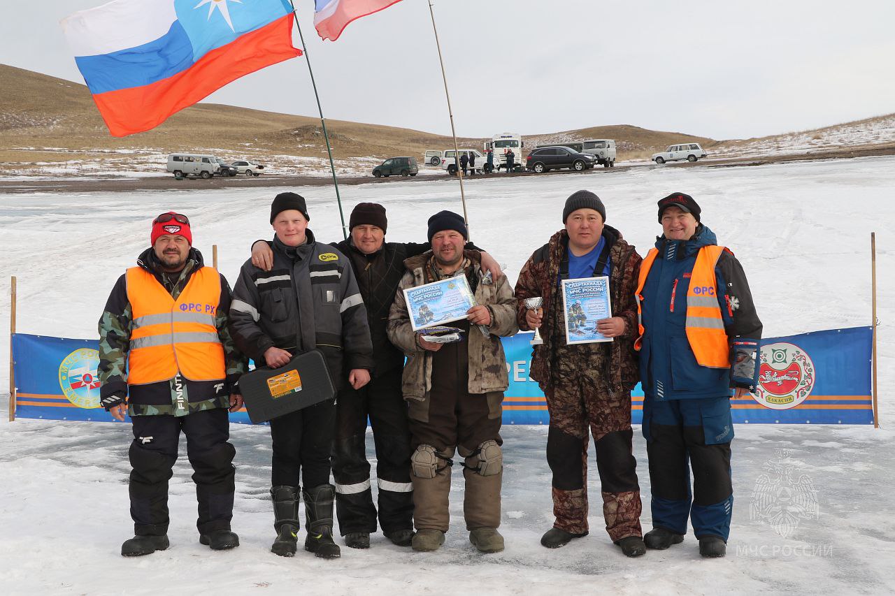 Накануне на льду Коксинского залива было жарко! Накануне на льду Коксинского залива было жарко!
