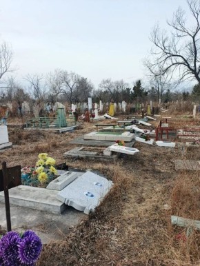 Больше двух десятков надгробий разрушили вандалы на старом кладбище Черногорска