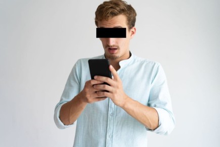 Отправил фото и лишился денег: житель Хакасии стал жертвой вымогателей