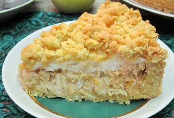 Сочный яблочный пирог с воздушной белковой начинкой