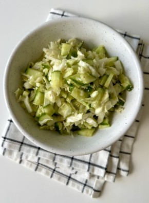 Свежий и легкий салат из капусты: идеальное сочетание для шашлыка