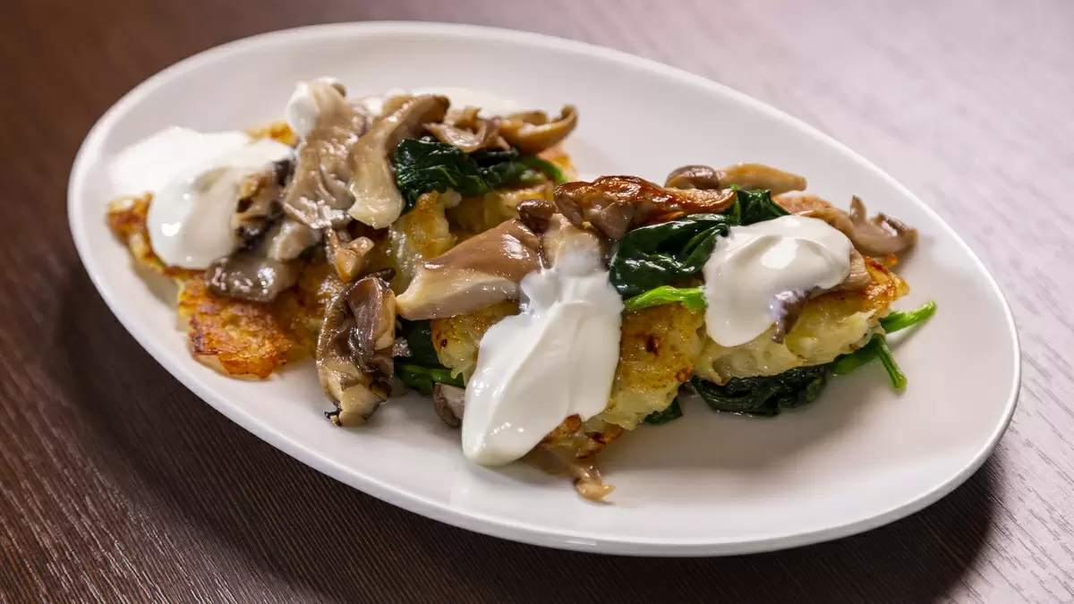 Вкусные драники с вешенками и шпинатом: легкий рецепт на каждый день