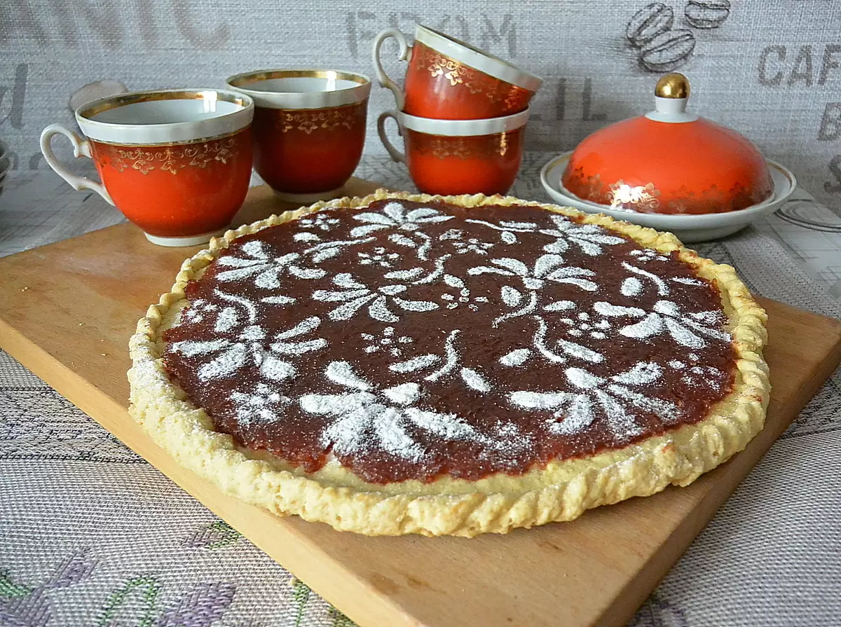 Сладкое удовольствие: песочный пирог с грушевым джемом для уютного чаепития