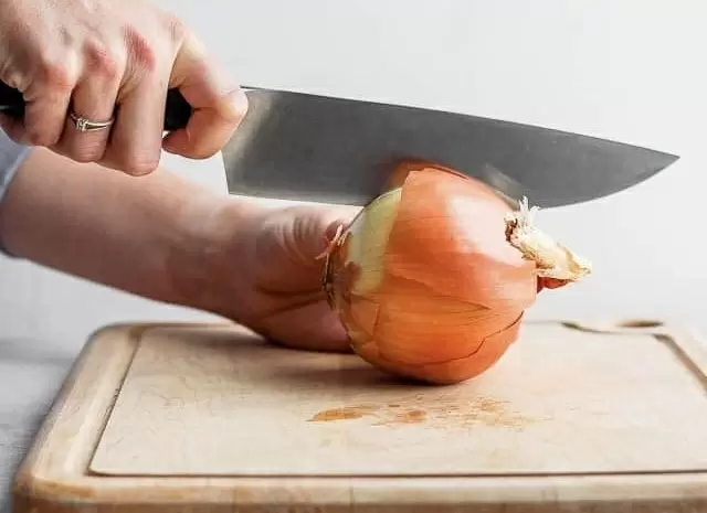 Как нарезать лук без слез: секреты профессиональных поваров