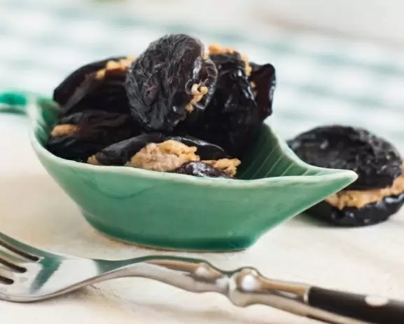 Удивительная закуска: чернослив с чечевицей и орехами