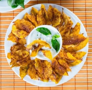 Непревзойденные тыквенные чипсы с мятным соусом: лакомство, которое стоит попробовать