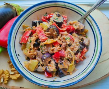 Грузинская кухня: неожиданный салат с баклажанами для летних встреч