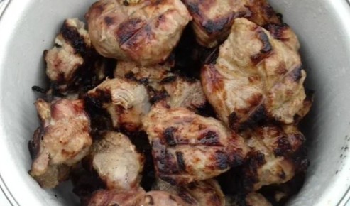 Как приготовить ароматный шашлык из свинины с луком и чесноком