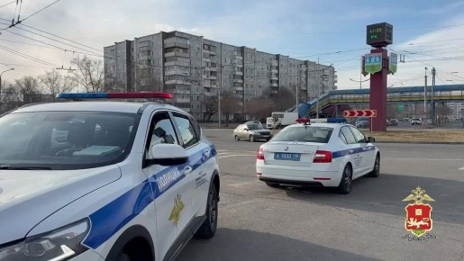 ШТРАФУЮТ И ЗАСТАВЛЯЮТ СДИРАТЬ: В ХАКАСИИ ПРОВЕРЯЮТ ТОНИРОВКУ