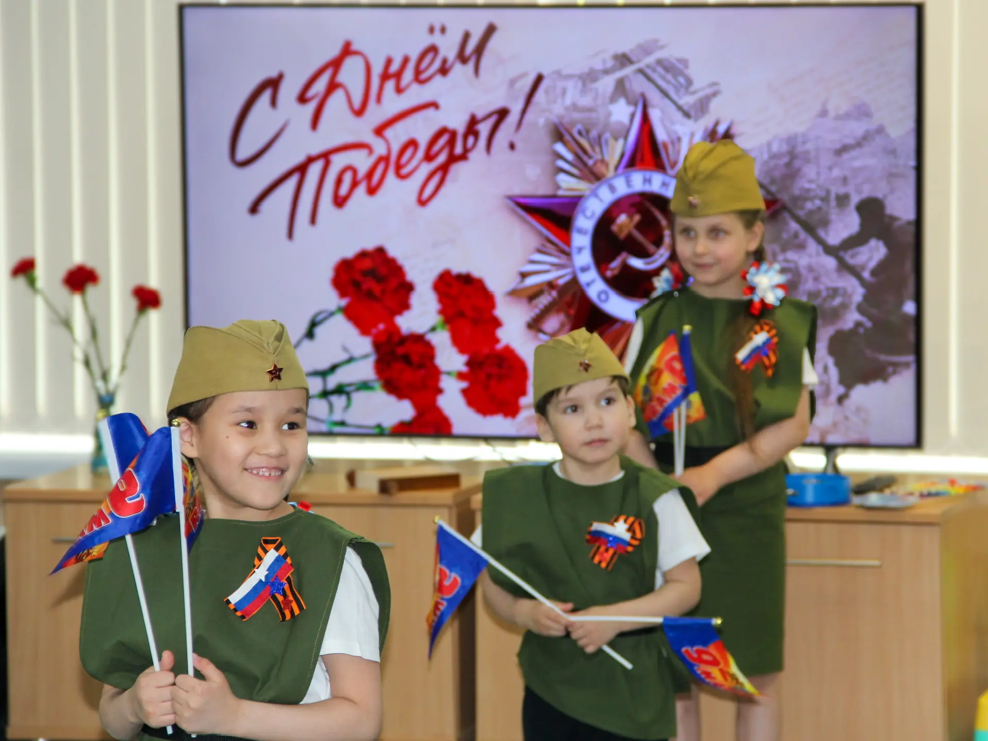 В Красноярске офицеры СК России организовали праздничный концерт для постояльцев пансионата «Солнечный», посвященный Дню Победы В Красноярске офицеры СК России организовали праздничный концерт для постояльцев пансионата «Солнечный», посвященный Дню Победы
