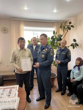 Офицеры МЧС России наградили добровольцев Усть-Абаканского района!
