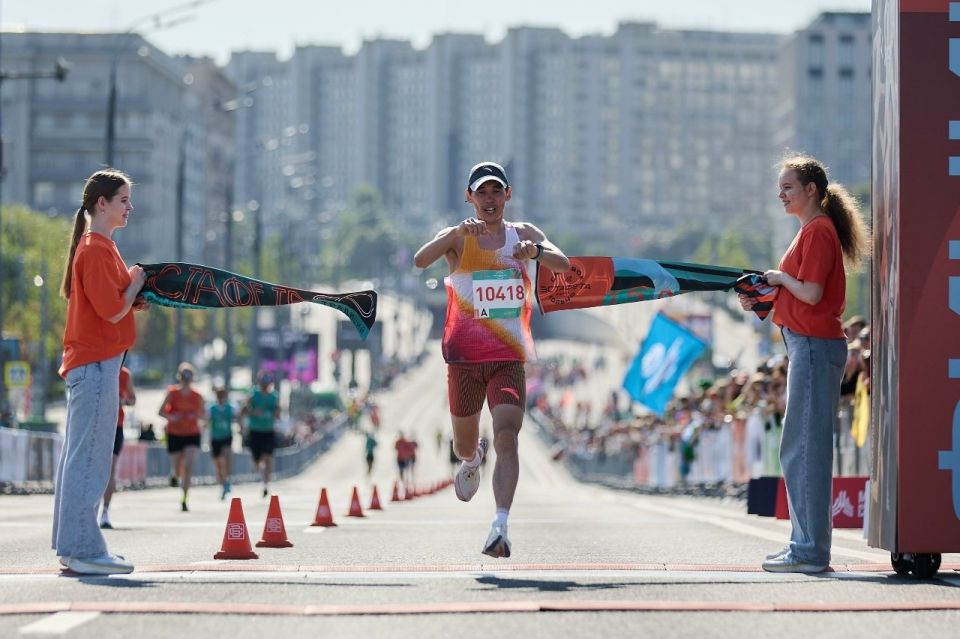 Абаканские бегуны – на легендарной трассе Москвы: Денис Чертыков стал абсолютным лидером юбилейной эстафеты по Садовому кольцу — он выиграл забег на 15 км, а также установил новый рекорд соревнований, преодолев дистанцию за... Абаканские бегуны – на легендарной трассе Москвы: Денис Чертыков стал абсолютным лидером юбилейной эстафеты по Садовому кольцу — он выиграл забег на 15 км, а также установил новый рекорд соревнований, преодолев дистанцию за...