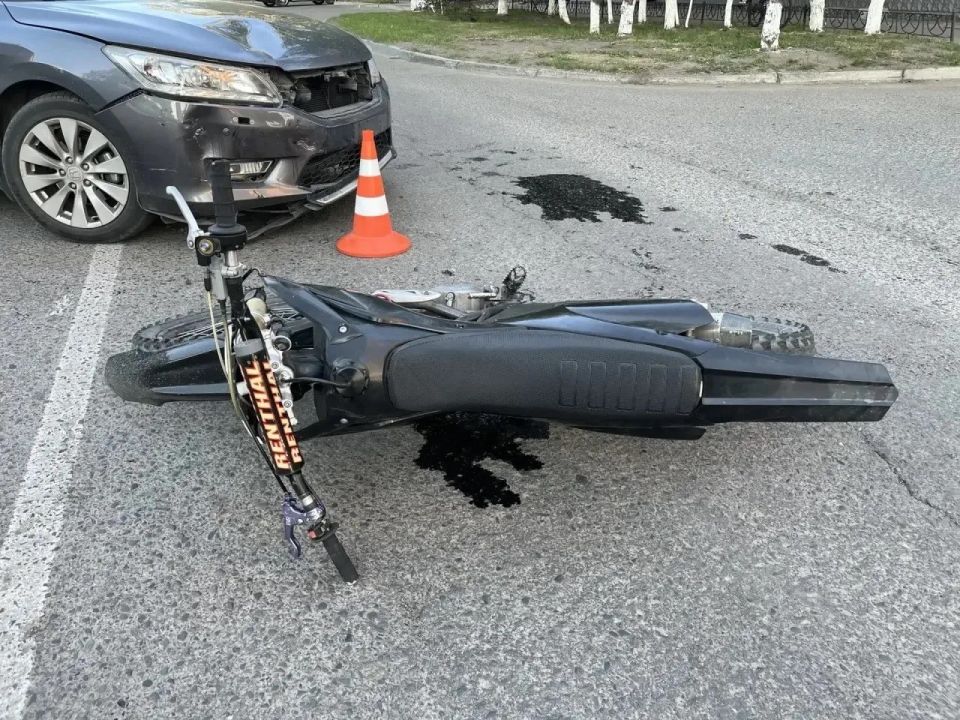 Подросток на питбайке и его пассажирка пострадали в дорожной аварии в Абакане