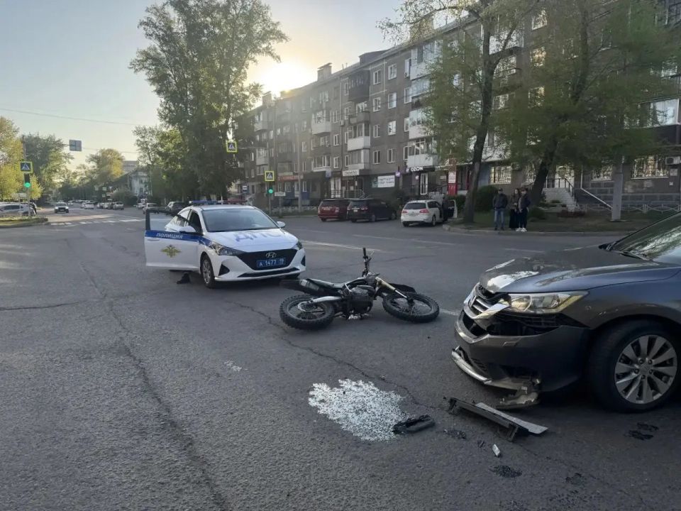Подросток на питбайке и его пассажирка пострадали в дорожной аварии в Абакане Подросток на питбайке и его пассажирка пострадали в дорожной аварии в Абакане