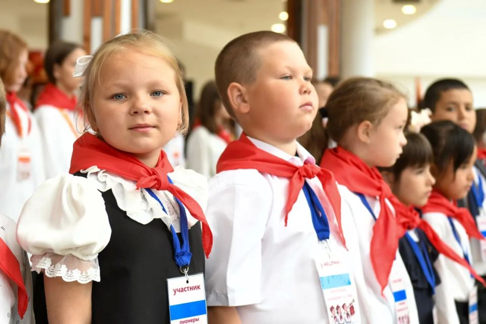 "С красным знаменем цвета одного": в Хакасии - всё больше пионеров "С красным знаменем цвета одного": в Хакасии - всё больше пионеров