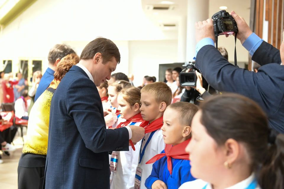 Валентин Коновалов: Школьники Хакасии пополнили ряды пионерской организации Валентин Коновалов: Школьники Хакасии пополнили ряды пионерской организации