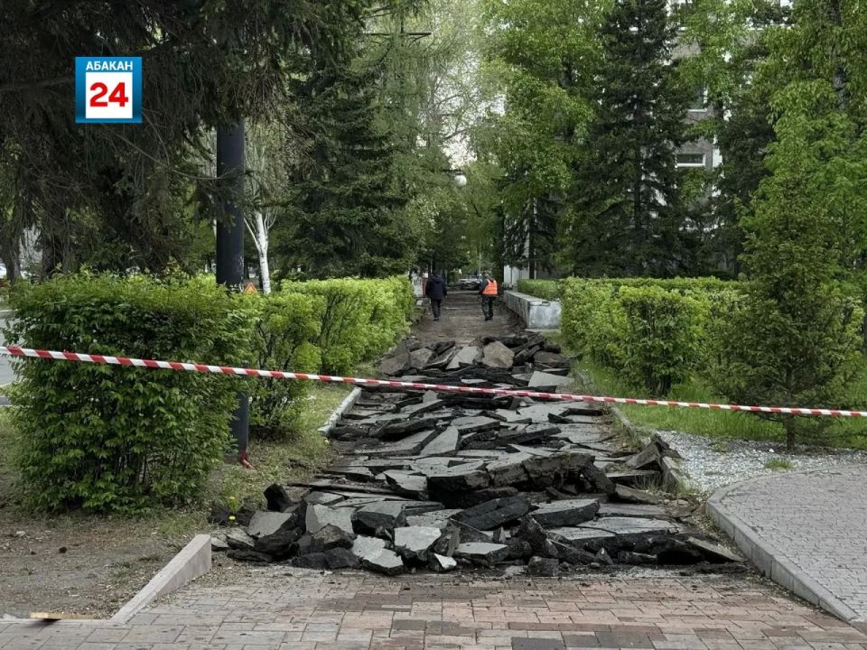 Почти 2 тысячи квадратов новой тротуарной плитки уложат на проспекте Ленина в Абакане, ремонтные работы в самом центре города возобновились Почти 2 тысячи квадратов новой тротуарной плитки уложат на проспекте Ленина в Абакане, ремонтные работы в самом центре города возобновились