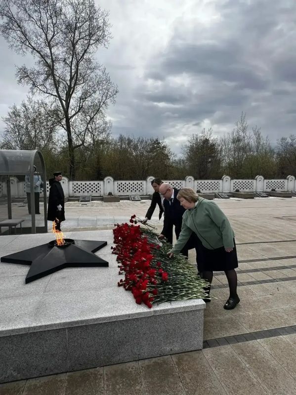 В честь Дня Победы руководящий состав МТУ Росимущества в Красноярском крае, Республике Хакасия и Республике Тыва почтил память героев В честь Дня Победы руководящий состав МТУ Росимущества в Красноярском крае, Республике Хакасия и Республике Тыва почтил память героев