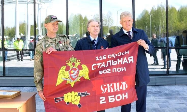 Полпред Президента в СФО Анатолий Серышев передал батальону «СКИФ» автономную платформу для эвакуации раненых и грузов Полпред Президента в СФО Анатолий Серышев передал батальону «СКИФ» автономную платформу для эвакуации раненых и грузов