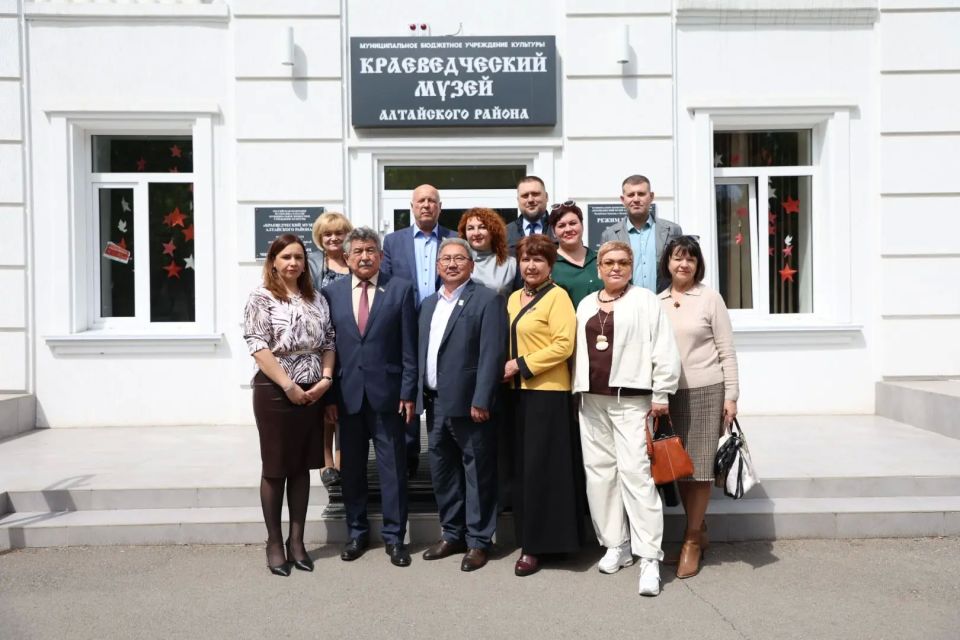 Парламентарии узнали, что происходит с краеведческим музеем в Алтайском районе Парламентарии узнали, что происходит с краеведческим музеем в Алтайском районе