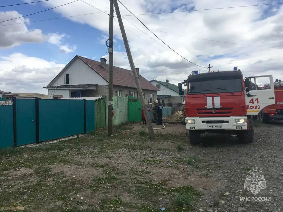 В Аскизском районе неравнодушный мужчина спас пенсионера из огня