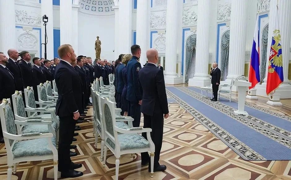 Президент России Владимир Путин встретился с выпускниками федеральной кадровой программы «Время героев» Президент России Владимир Путин встретился с выпускниками федеральной кадровой программы «Время героев»