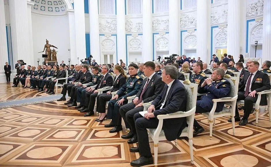 Президент России Владимир Путин встретился с выпускниками федеральной кадровой программы «Время героев» Президент России Владимир Путин встретился с выпускниками федеральной кадровой программы «Время героев»