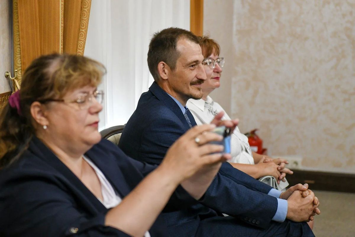 Сегодня в правительстве республики прошла встреча главы Хакасии с выпускниками, набравшими 100 баллов на ЕГЭ! Сегодня в правительстве республики прошла встреча главы Хакасии с выпускниками, набравшими 100 баллов на ЕГЭ!
