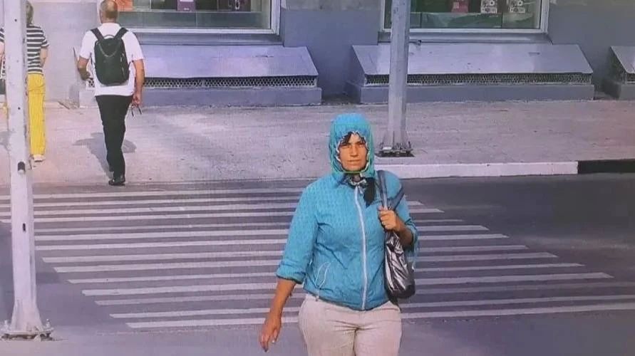 Женщину, пропавшую вместе с ребенком, которого позже обнаружили мертвым в Ачинске Красноярского края, зафиксировали видеокамеры в Новосибирске