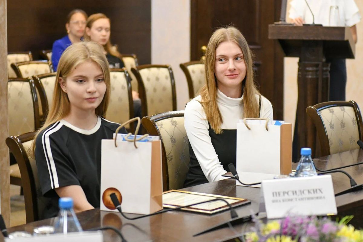 Сегодня в правительстве республики прошла встреча главы Хакасии с выпускниками, набравшими 100 баллов на ЕГЭ! Сегодня в правительстве республики прошла встреча главы Хакасии с выпускниками, набравшими 100 баллов на ЕГЭ!