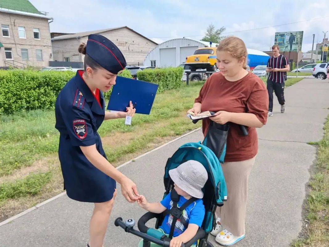 В Хакасии госавтоинспекторы в День семьи, любви и верности напомнили участникам дорожного движения о безопасности В Хакасии госавтоинспекторы в День семьи, любви и верности напомнили участникам дорожного движения о безопасности