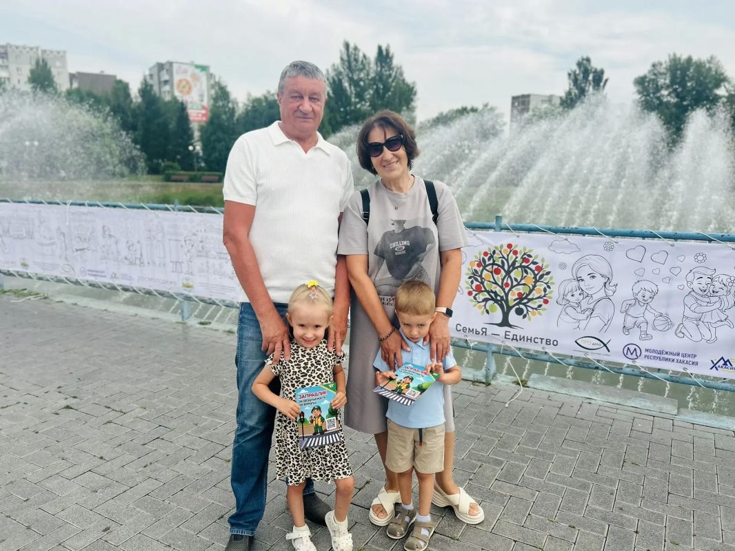 В Хакасии госавтоинспекторы в День семьи, любви и верности напомнили участникам дорожного движения о безопасности В Хакасии госавтоинспекторы в День семьи, любви и верности напомнили участникам дорожного движения о безопасности