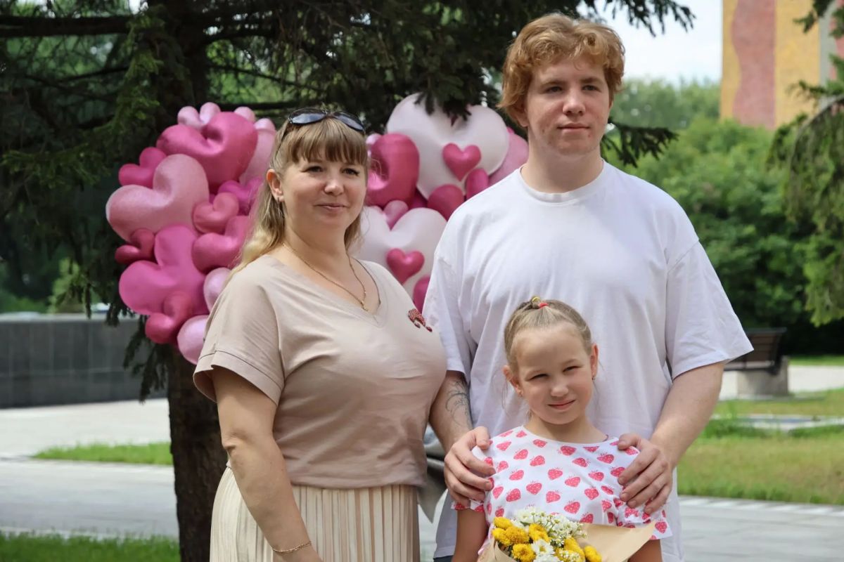 Сегодня в Абакане отмечают День семьи, любви и верности: в парках, на городских площадях, в домах и, конечно, в администрации города: прямо сейчас идёт церемония награждения семей – победителей городского конкурса на... Сегодня в Абакане отмечают День семьи, любви и верности: в парках, на городских площадях, в домах и, конечно, в администрации города: прямо сейчас идёт церемония награждения семей – победителей городского конкурса на...