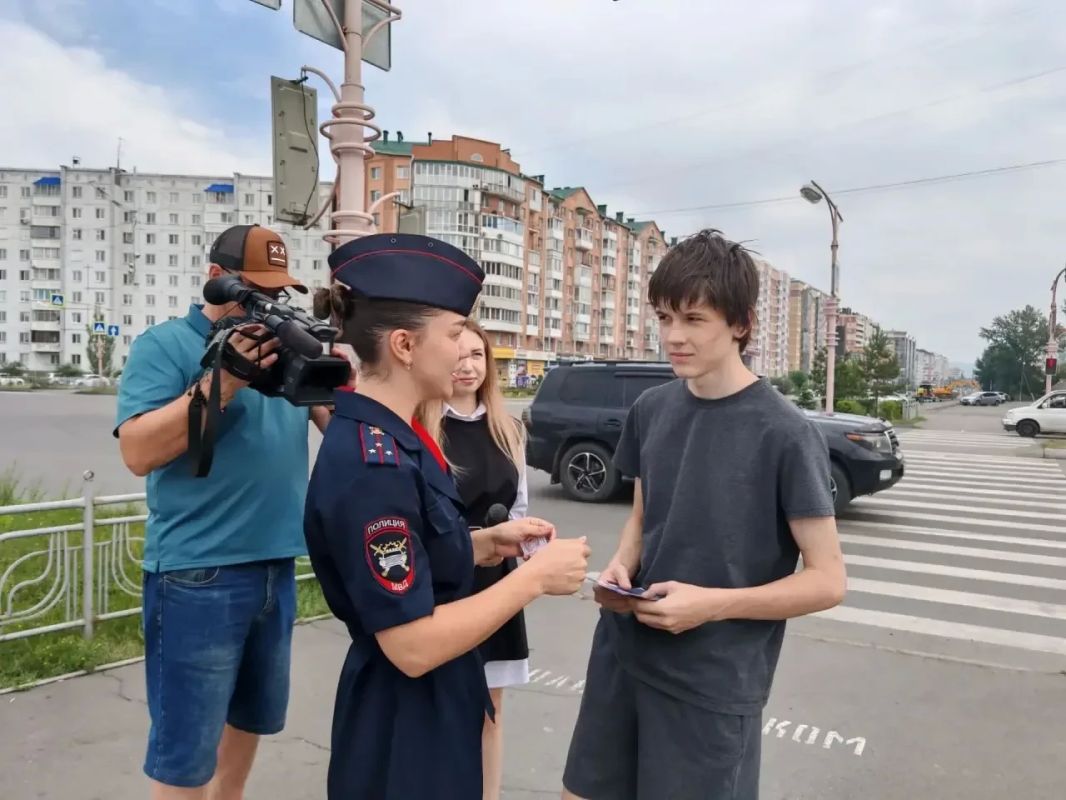 В Хакасии госавтоинспекторы в День семьи, любви и верности напомнили участникам дорожного движения о безопасности В Хакасии госавтоинспекторы в День семьи, любви и верности напомнили участникам дорожного движения о безопасности
