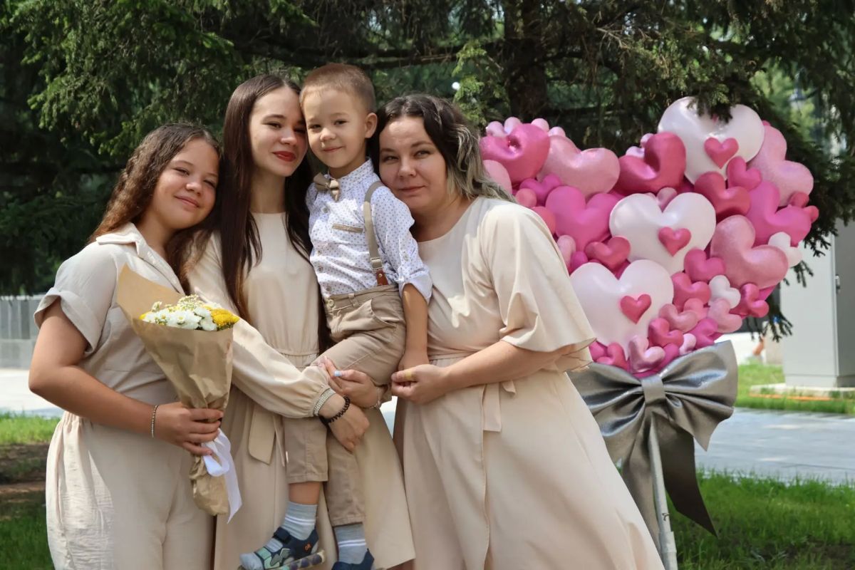 Сегодня в Абакане отмечают День семьи, любви и верности: в парках, на городских площадях, в домах и, конечно, в администрации города: прямо сейчас идёт церемония награждения семей – победителей городского конкурса на... Сегодня в Абакане отмечают День семьи, любви и верности: в парках, на городских площадях, в домах и, конечно, в администрации города: прямо сейчас идёт церемония награждения семей – победителей городского конкурса на...