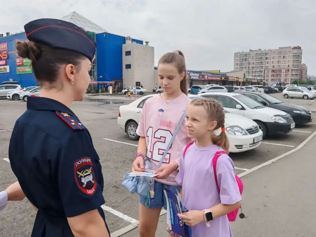 В Хакасии госавтоинспекторы в День семьи, любви и верности напомнили участникам дорожного движения о безопасности В Хакасии госавтоинспекторы в День семьи, любви и верности напомнили участникам дорожного движения о безопасности