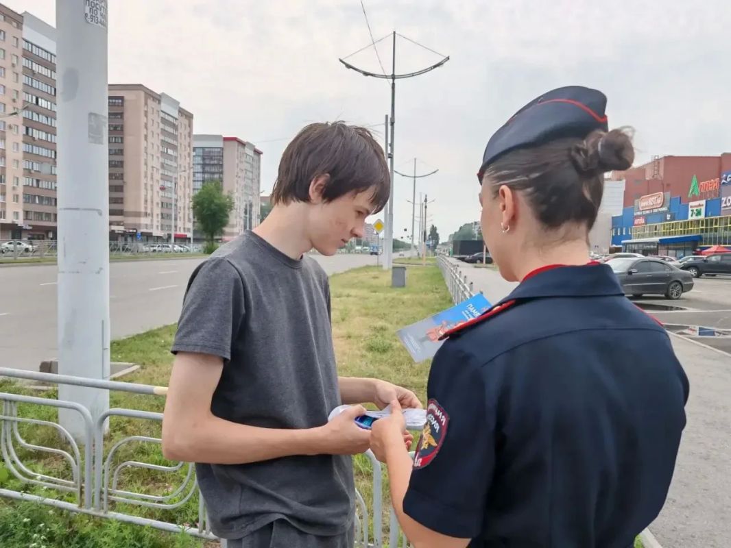 В Хакасии госавтоинспекторы в День семьи, любви и верности напомнили участникам дорожного движения о безопасности В Хакасии госавтоинспекторы в День семьи, любви и верности напомнили участникам дорожного движения о безопасности