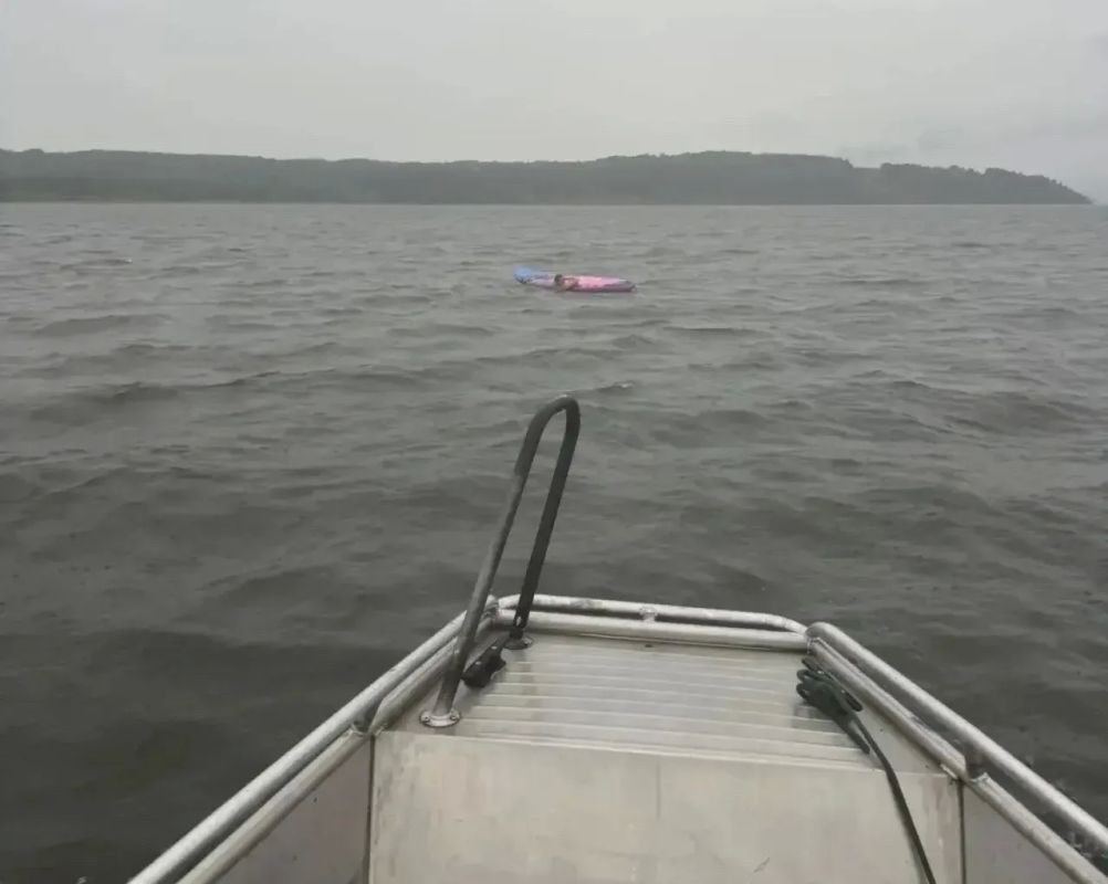 Райдера, унесённого сильным ветром и волнами, спасли на Красноярском водохранилище Райдера, унесённого сильным ветром и волнами, спасли на Красноярском водохранилище