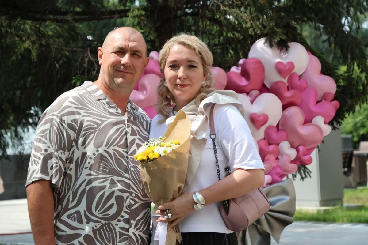 Сегодня в Абакане отмечают День семьи, любви и верности: в парках, на городских площадях, в домах и, конечно, в администрации города: прямо сейчас идёт церемония награждения семей – победителей городского конкурса на... Сегодня в Абакане отмечают День семьи, любви и верности: в парках, на городских площадях, в домах и, конечно, в администрации города: прямо сейчас идёт церемония награждения семей – победителей городского конкурса на...
