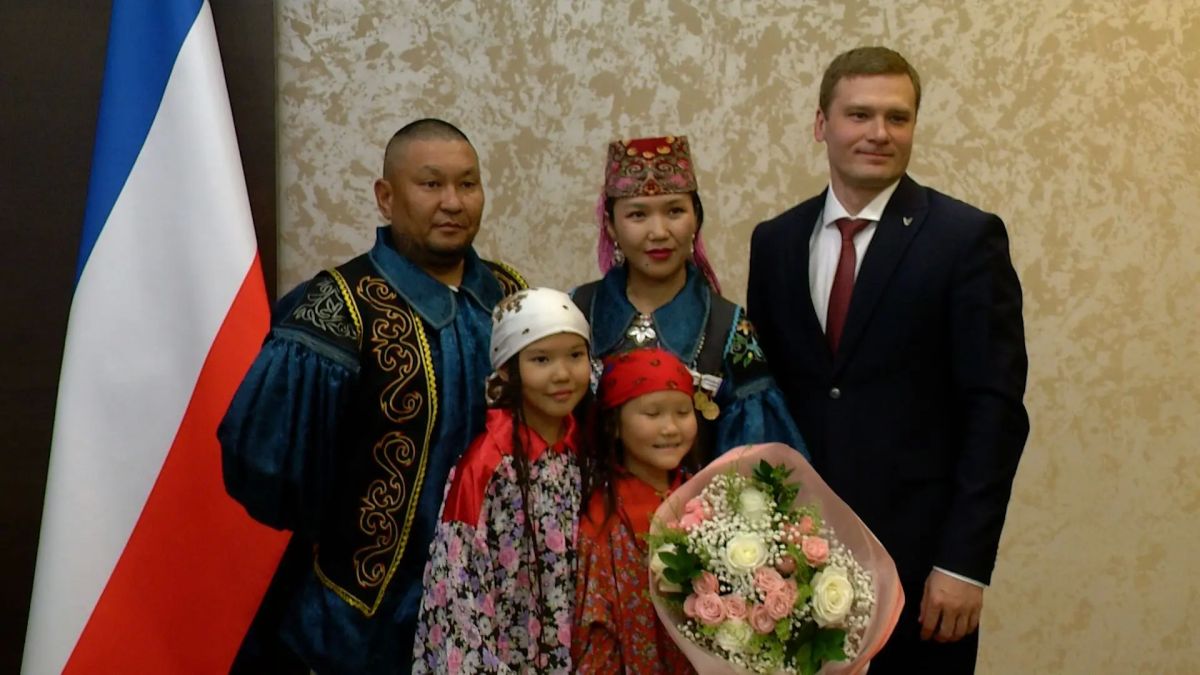 Глава Республики вручил медаль "Родительская доблесть Хакасии" семье Толмашовых из Аскизского района