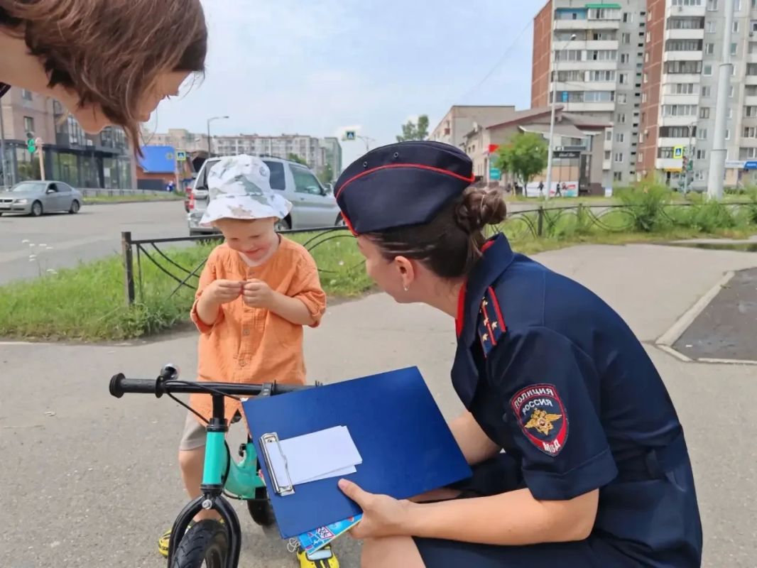 В Хакасии госавтоинспекторы в День семьи, любви и верности напомнили участникам дорожного движения о безопасности В Хакасии госавтоинспекторы в День семьи, любви и верности напомнили участникам дорожного движения о безопасности